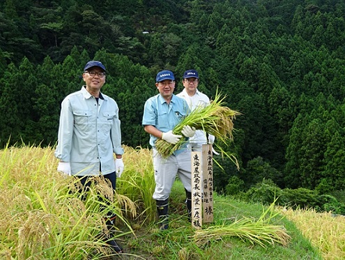 中央　秋葉局長、右　加藤局次長、左　齋藤地方参事官（令和6年9月14日撮影）