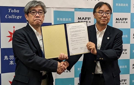 協定書調印後に握手を交わす鳥羽商船高等専門学校の古山校長（左）と東海農政局三重県拠点の齋藤地方参事官（右）（令和6年9月4日撮影　鳥羽商船高等専門学校写真提供）