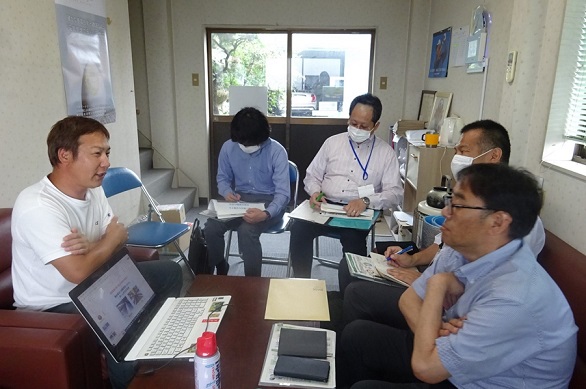 意見交換の様子（左　近藤代表取締役、右手前　齋藤地方参事官）（令和6年6月28日撮影）