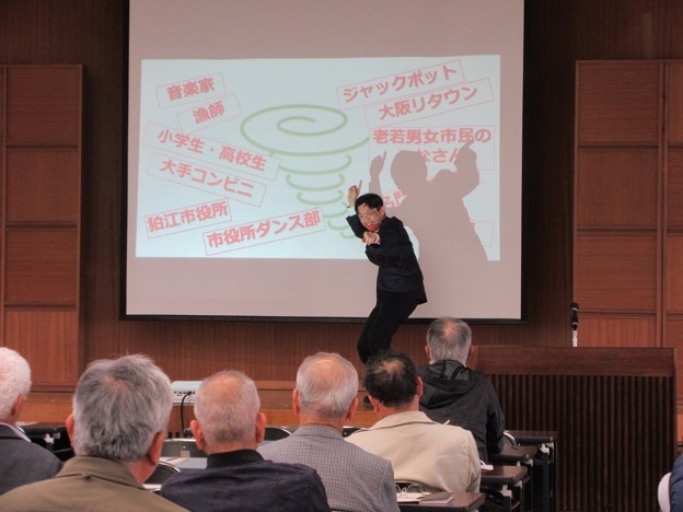 決めポーズ（トルネード）を熱演する福井次長（令和7年3月27日撮影）