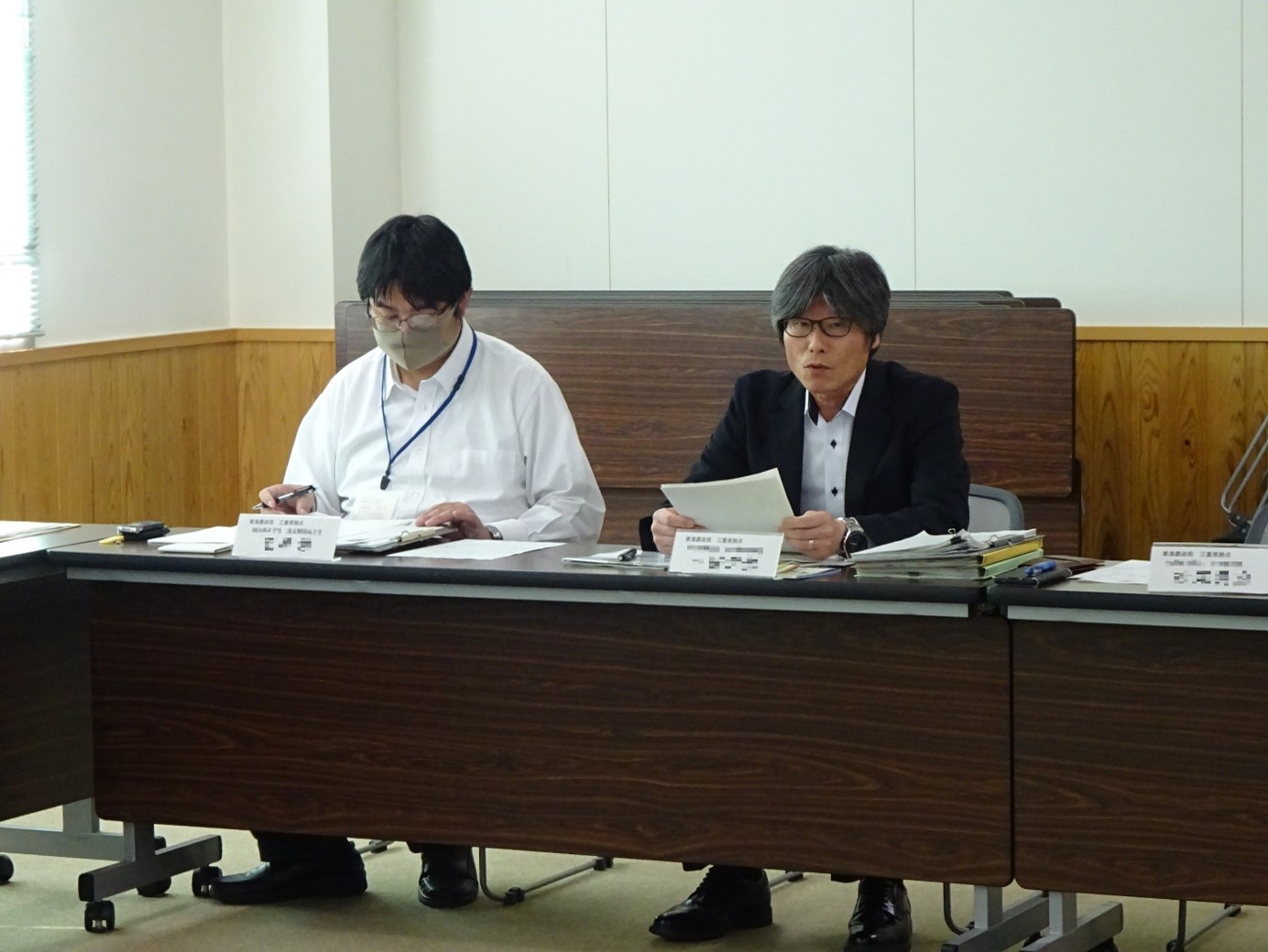 事業者との意見交換で把握した課題等について説明する三重県拠点総括農政推進官（右）（令和6年5月29日撮影）