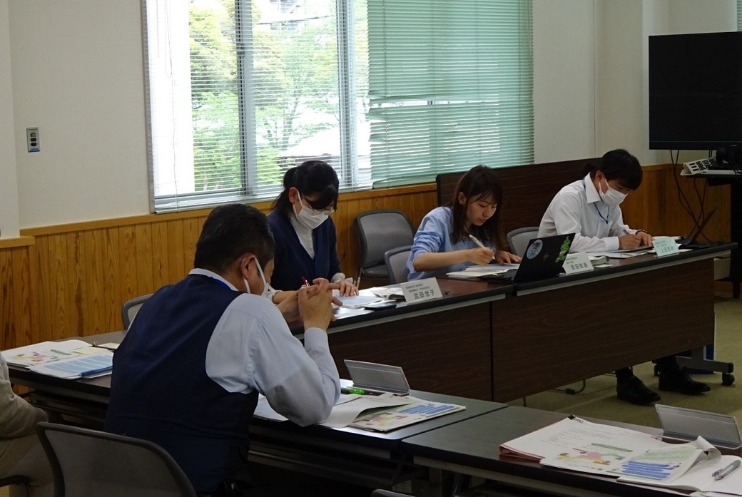 公庫からの説明を熱心にメモする三重県拠点若手職員（令和6年5月22日撮影）
