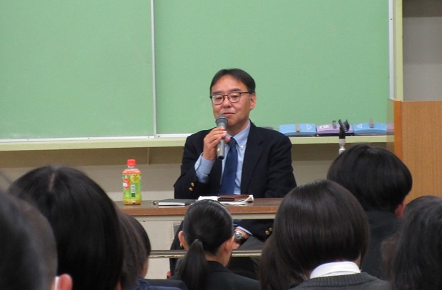 質問に答える齋藤地方参事官（令和7年1月21日撮影）