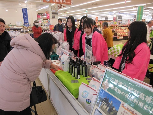 相可高校生による販売の様子（令和6年12月14日撮影）