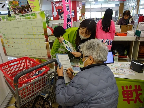 みえるらべるをPRする拠点職員（令和6年12月14日撮影）