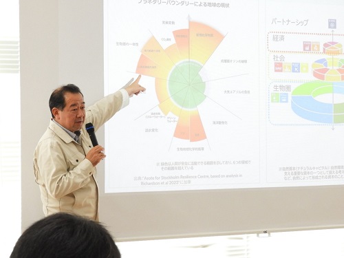 みどりの食料システム戦略について講義する秋葉東海農政局長（令和6年12月13日撮影）