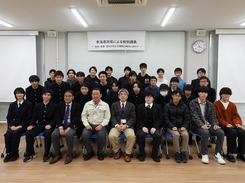 特別講義終了後の集合写真（令和6年12月13日）