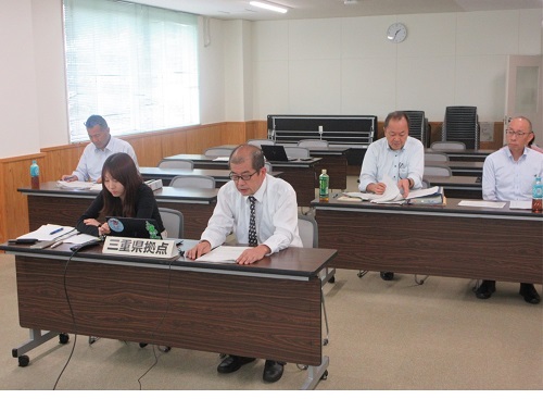 令和7年度農林水産予算概算要求について説明する三重県拠点職員（令和6年10月30日撮影）