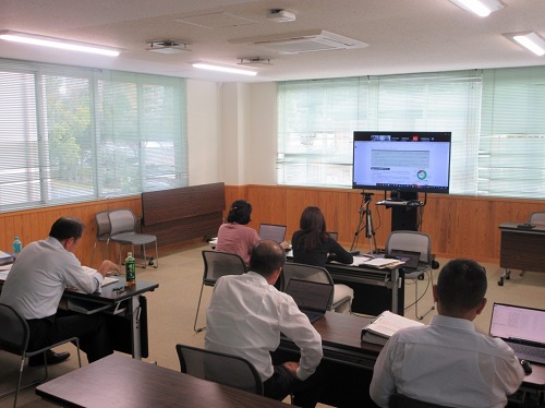 Jクレジット制度について説明する三重県拠点職員（令和6年10月30日撮影）