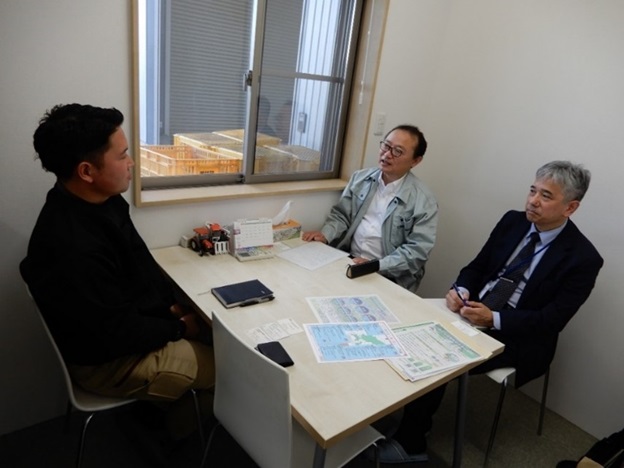 木村代表から話を聞く加納地方参事官の写真