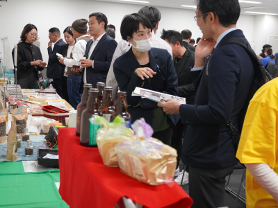展示品を前に事業者同士が交流している様子