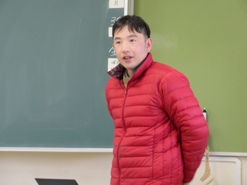 牧谷さんが講演している様子