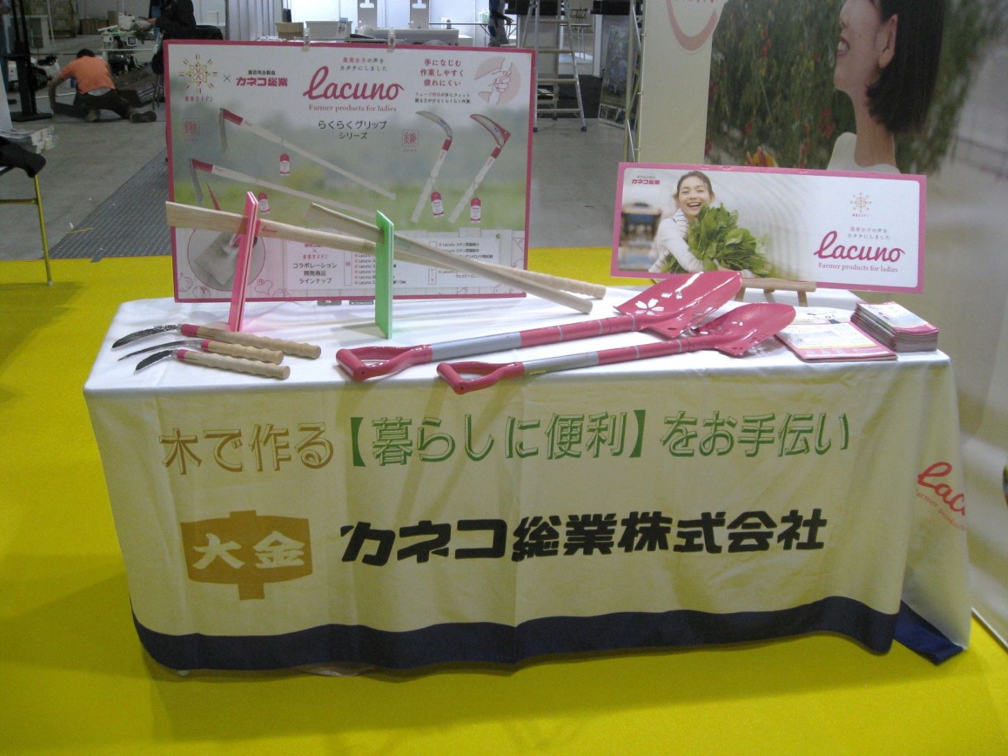 桜の咲いたショベルに、思わず足を止める来場者も