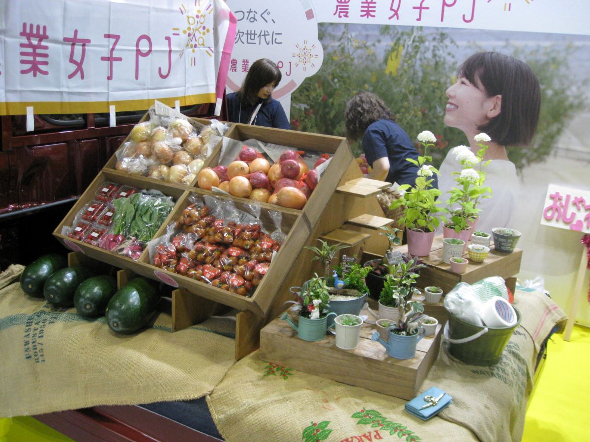 「おしゃれ農女」の方々のミニトマトやたまねぎ、冬瓜、観葉植物などを販売しました