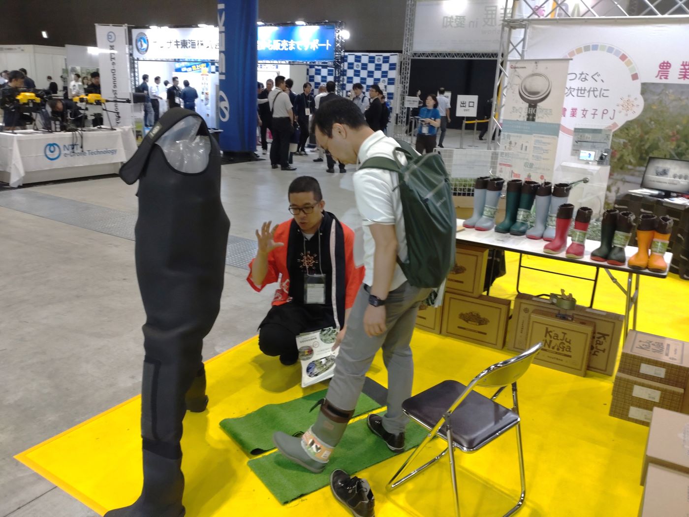 現場の声から生まれた長靴を熱心にご紹介