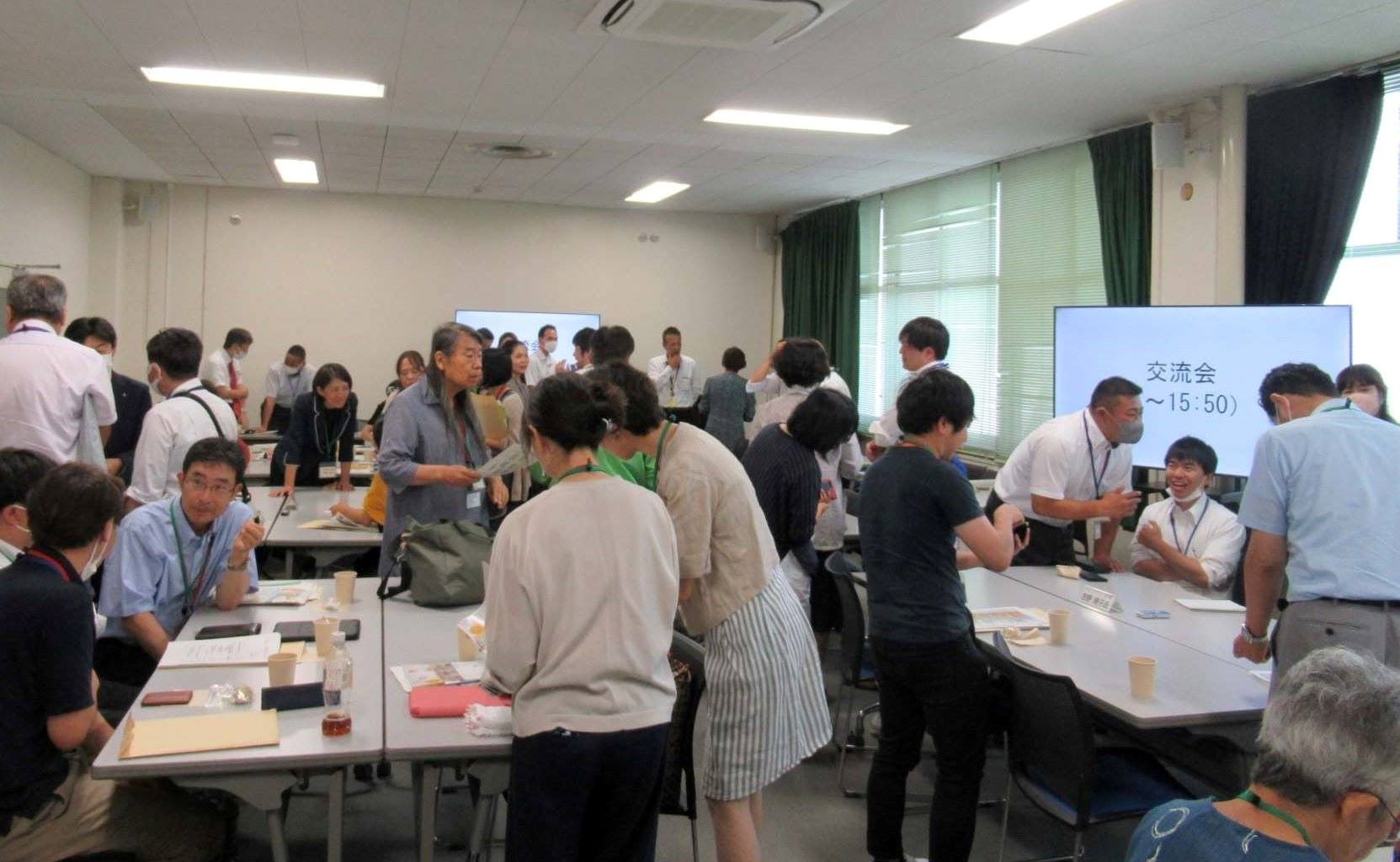 交流会にて交流する人々