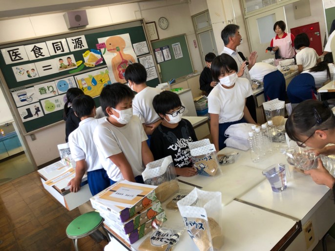 厚生産業株式会社_小学校授業風景