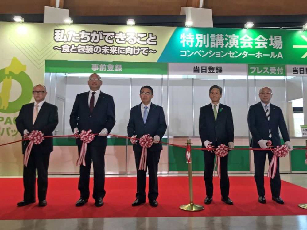 開幕セレモニーでテープカットする生田会長（左から2人目）、大村愛知県知事（中央）、森局長（右から2人目）