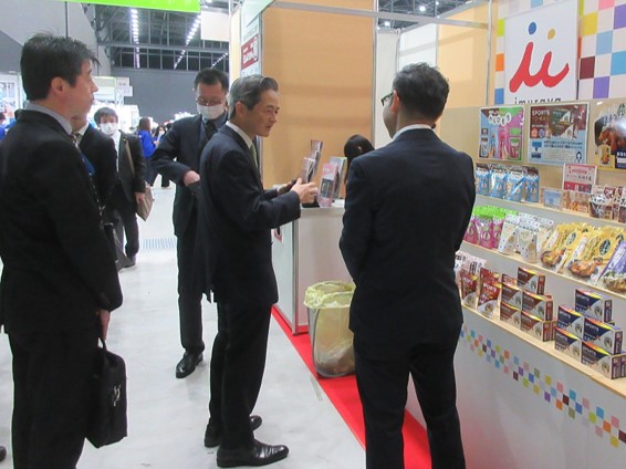 出展事業者から説明を受ける森局長