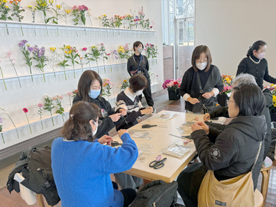 参加者みんなで楽しくブーケ作りワークショップ