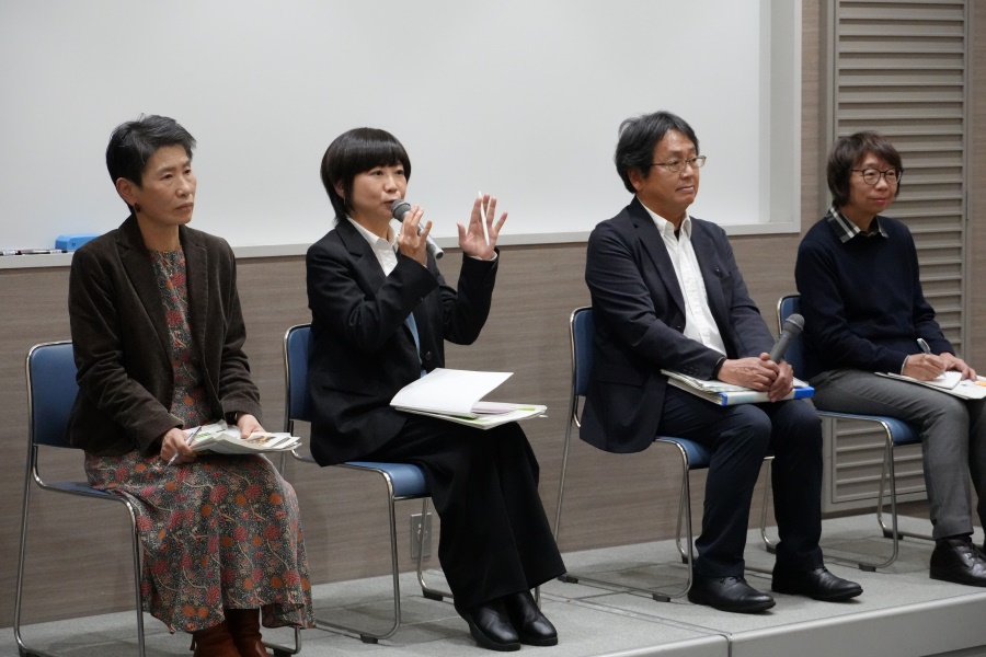 会場参加者と意見交換する4名の講師