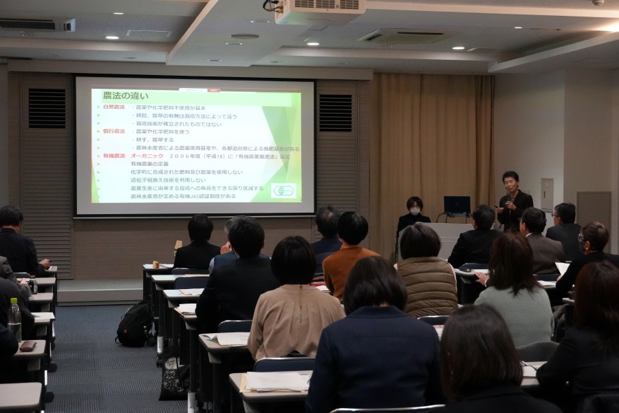 学校給食地産地消食育コーディネーター 杉木 悦子 氏による講演風景