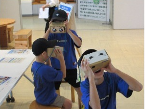 夢中になってVR体験を楽しむ子どもたち