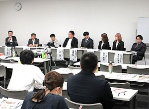 左から、小林教授、（株）バローホールディングス、わいわい子ども食堂、（株）コークッキング（フードシェアリングサービス）、東海学院大学管理栄養学科の学生4名）が登壇し意見交換