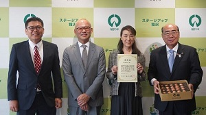 認定書を手にする株式会社歩荷（ぼっか）代表取締役 安田 博美氏（右から2人目）、同社 安田 王彦氏（左から2人目）、歩荷の鶏卵を持つ加藤稲沢市長（右）、認定書を交付した伊藤東海農政局次長（左）