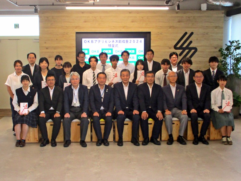 受賞者と大垣共立銀行 林 敬治 頭取（前列中央）ら関係者の集合写真