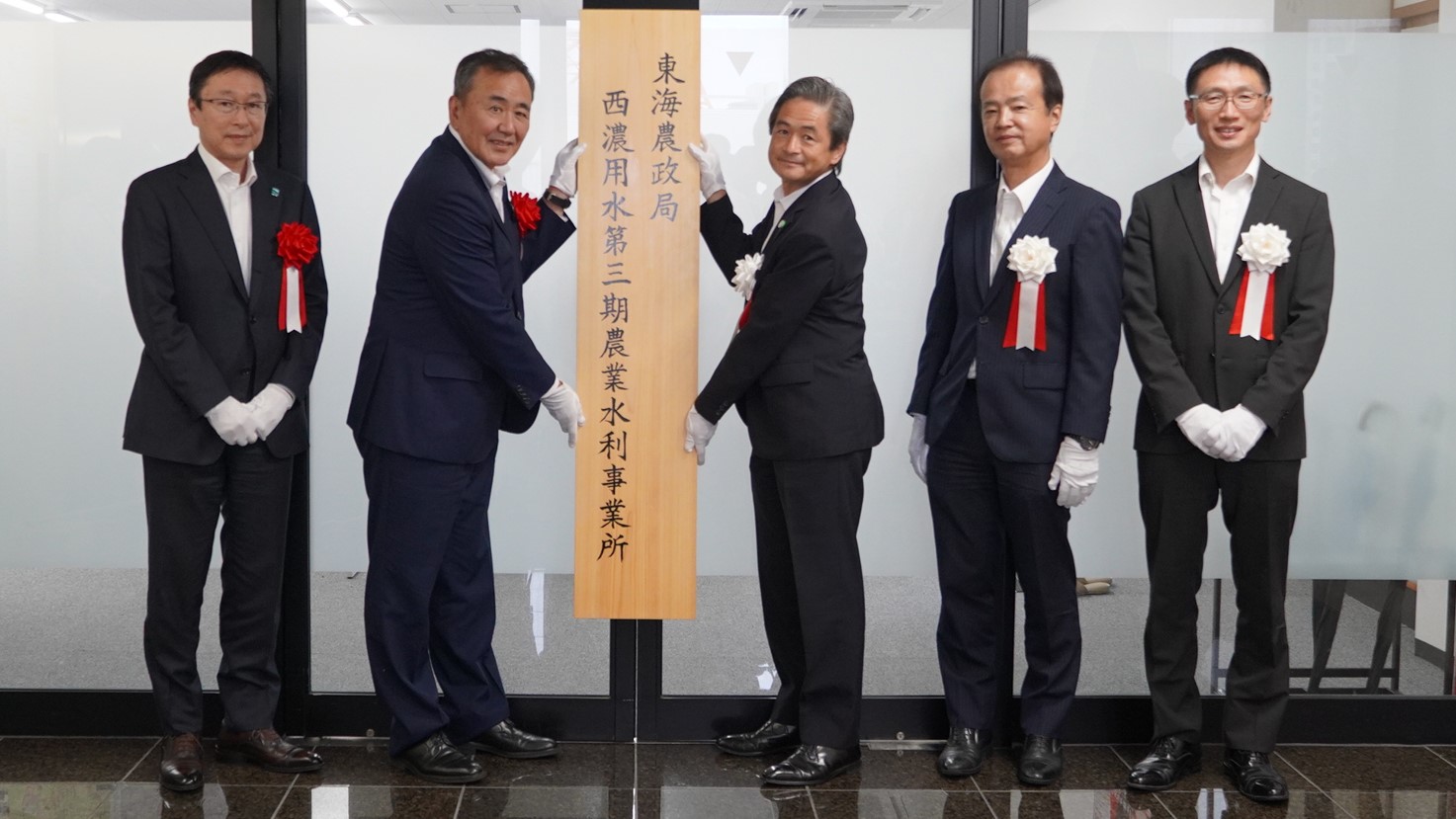 看板掲示式の記念撮影の様子