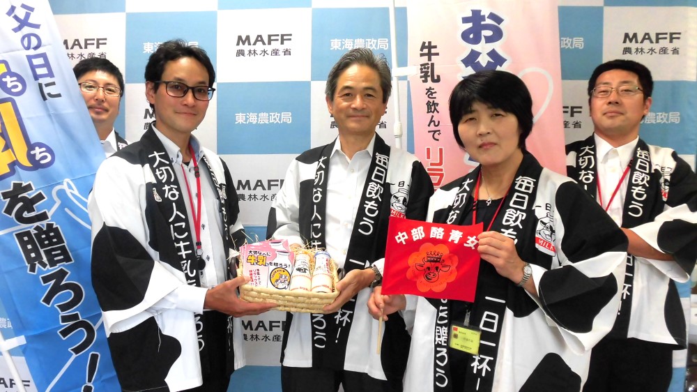 酪農家の皆さんからの牛乳贈呈