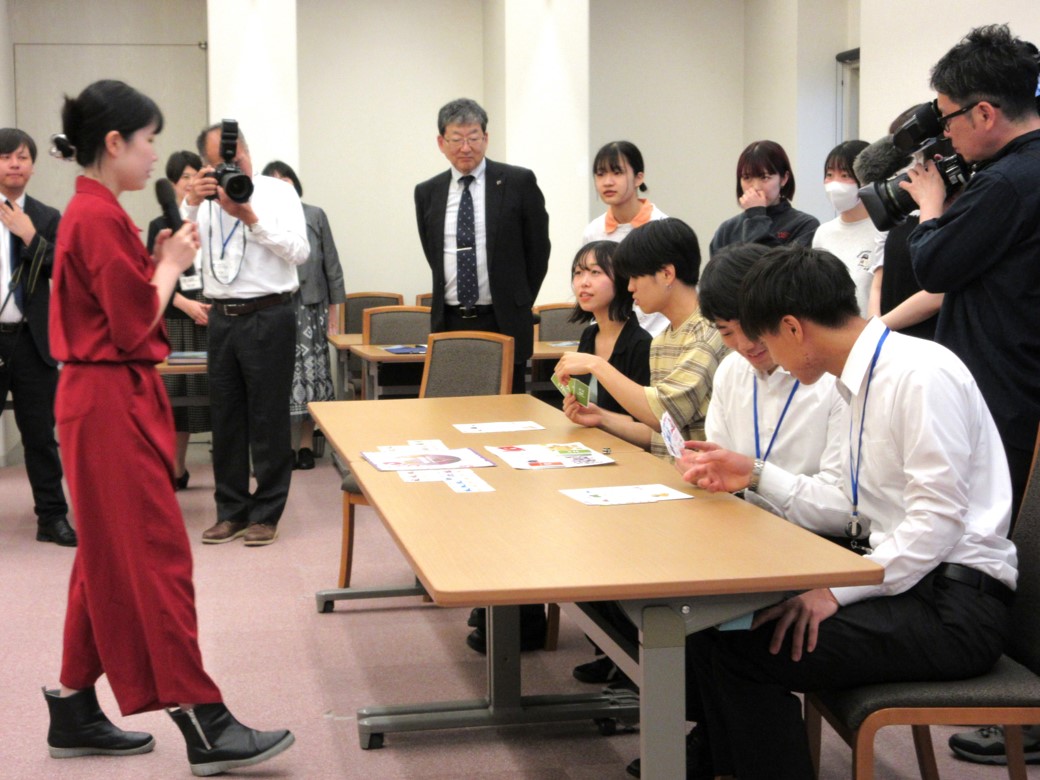 学生と農政局の職員によるボードゲーム対戦の様子