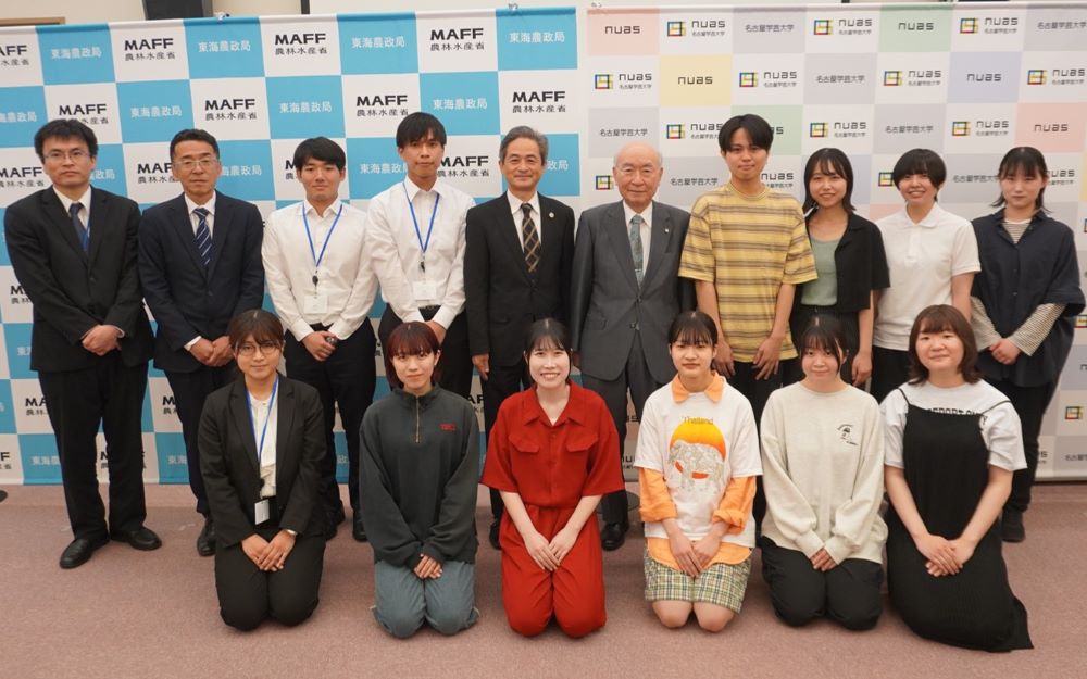名古屋学芸大学の学生、杉浦学長（後列右から5人目）、森局長（後列左から5人目）らによる集合写真