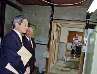 説明を受ける森局長