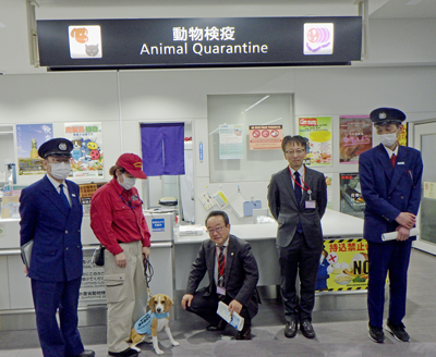 加藤農政局次長と探知犬とハンドラー