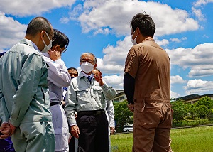 水稲農家と意見交換する金子農林水産大臣