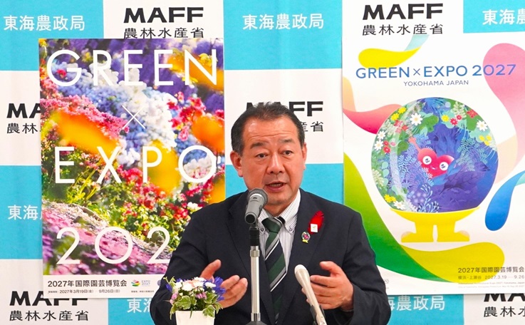 記者たちの説明する秋葉局長