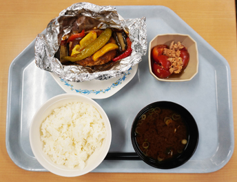 グリル野菜入り包み焼きハンバーグ＆トマトサラダ