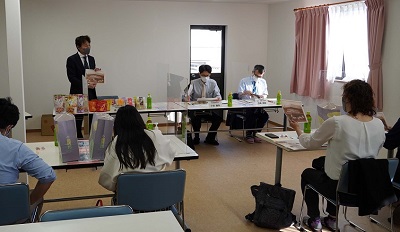 森代表取締役社長から説明を受ける様子