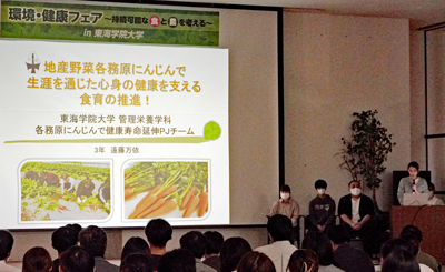 説明する学生