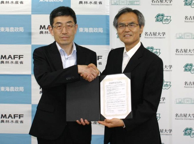 東海農政局の上久保企画調整室長（左）と名古屋大学大学院生命農学研究科・農学部の川北研究科長（右）