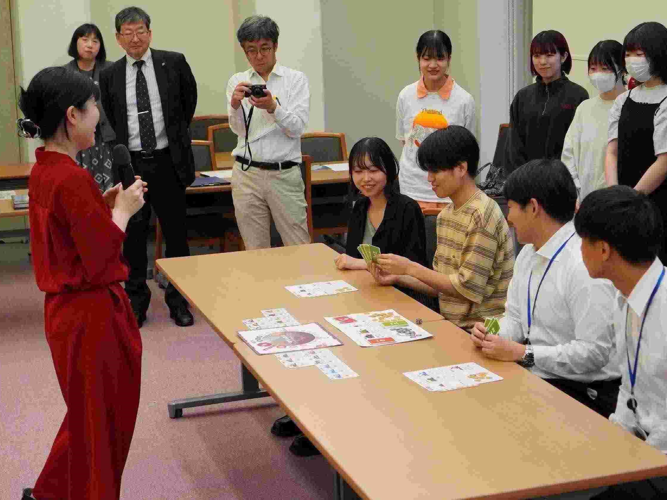 名古屋学芸大学の学生と農政局職員によるボードゲーム対戦の様子