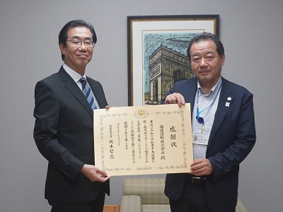 西濃運輸株式会社 高橋 智 取締役社長（高は、はしごだか）（左）と秋葉東海農政局長（右）