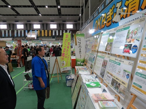 岐阜県拠点の展示スペース。加納地方参事官(左)と秋葉局長(右)