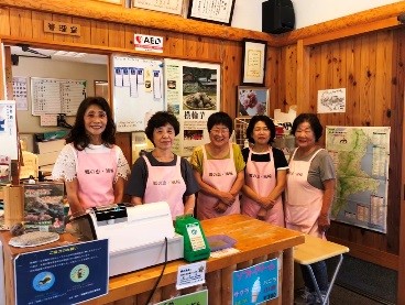 直売所の運営に携わる女性