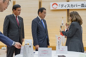 交流会での岸田内閣総理大臣との歓談