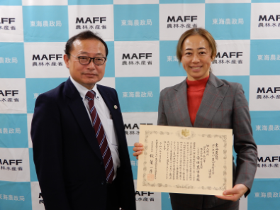 加納地方参事官(左)と寺田代表取締役(右)