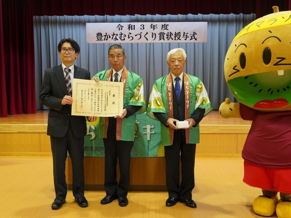 小林局長と「めぐみの農業協同組合 ほらどキウイフルーツ生産部会」の神山部会長（中）、野村副部会長（右）