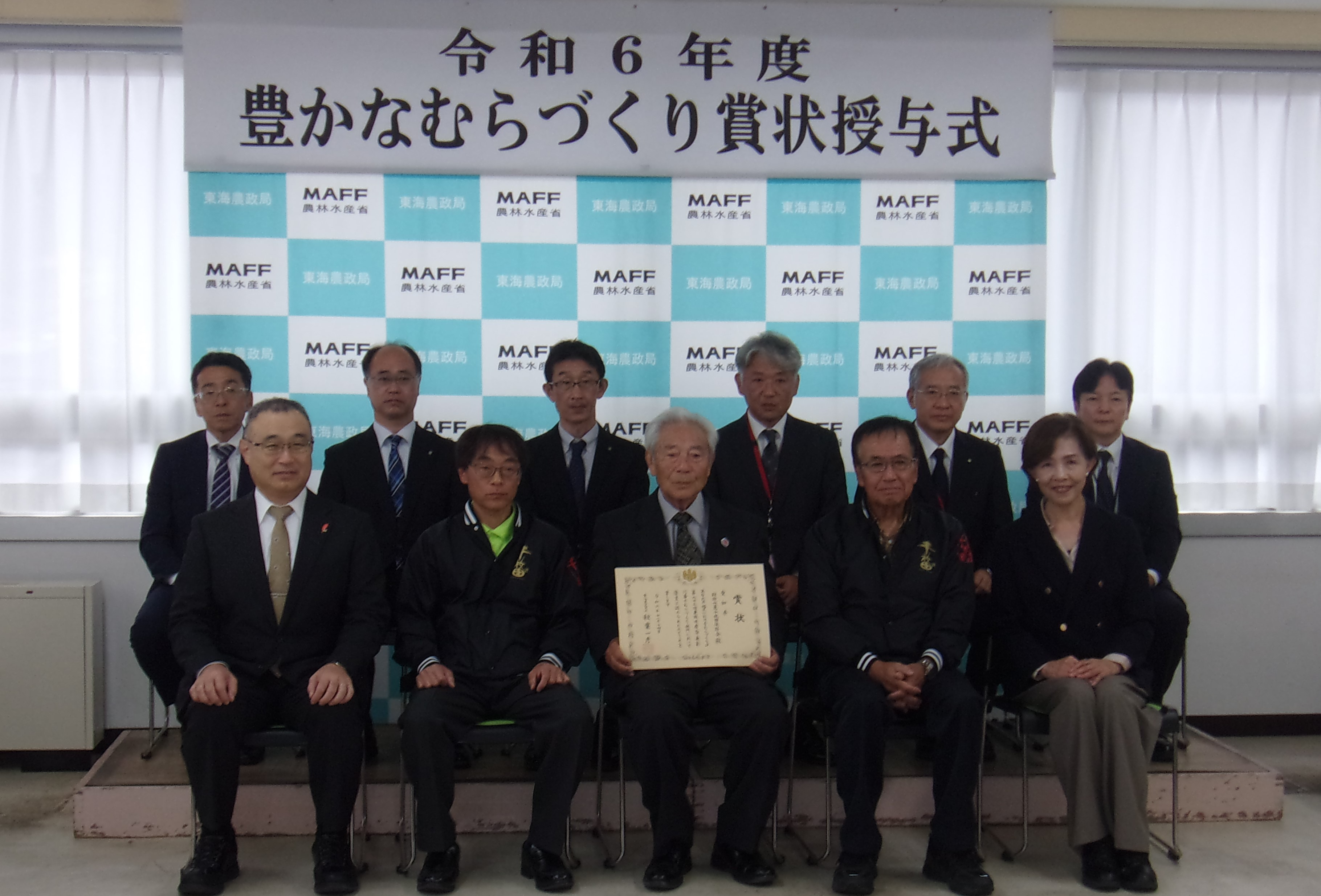 鞍掛山麓千枚田保存会の皆さまとむらづくり審査会 平光会長、實井農村振興部長、県・市・農政局関係者
